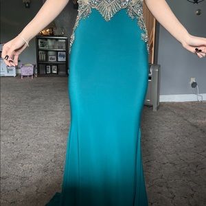 Selling my prom dress from the white pear, I believe it’s a size one